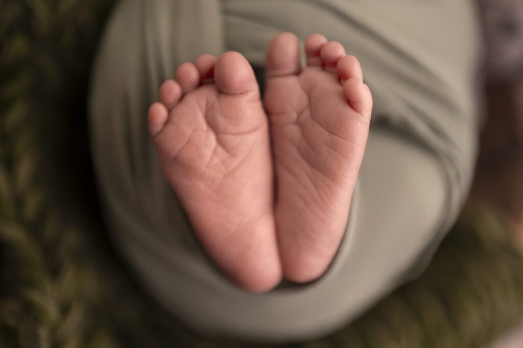 Alexandria VA newborn photographer details of baby feet 